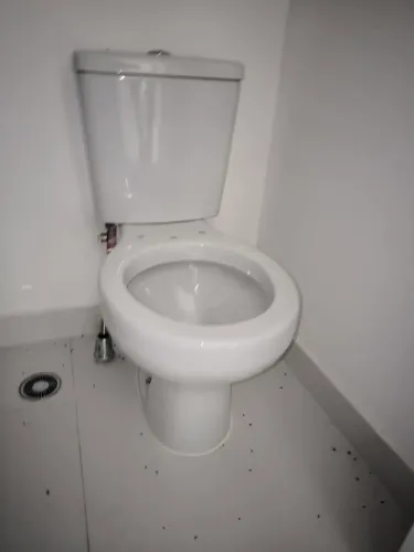 Vaso sanitário com descarga acoplada 
