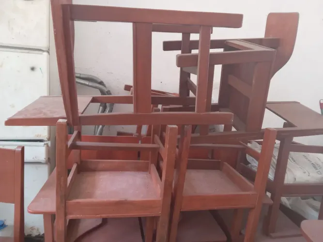 Cadeiras escolar em madeira