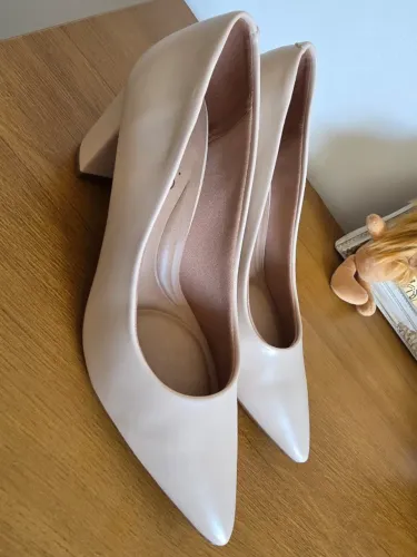 Sapato Feminino Scarpin Bico Fino e Salto em Bloco Confortável