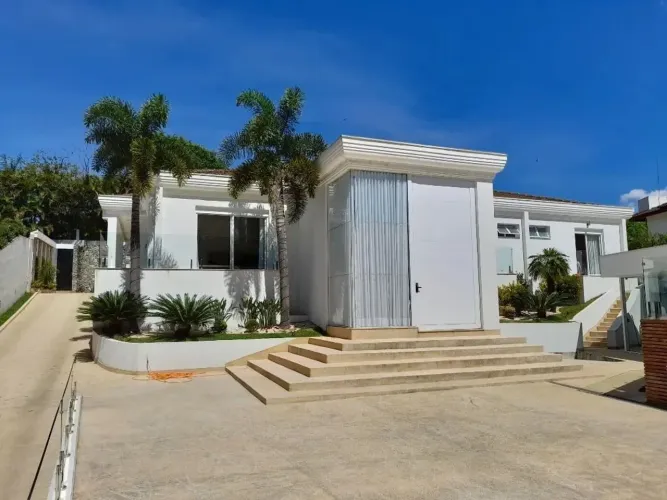 CASA TÉRREA E MODERNA EM CONDOMÍNIO NO MIOLO DA GRANJA VIANA.