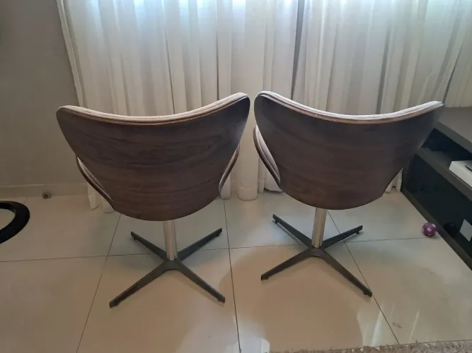Jogo com 2 cadeiras decorativas giratórias, ótima para decoração da sua sala.