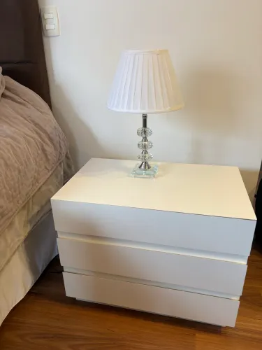 Mesa de cabeceira - preço para vender rápido pois irei me mudar em uma semana