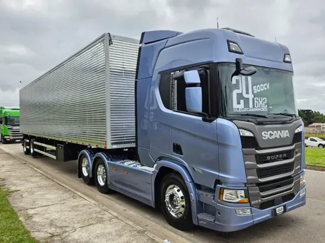 Scania R500 SUPER 6x2 Ano 2024 Painel TFT Farol de teto e grade + Baú 2 Eixos Nostra 0km