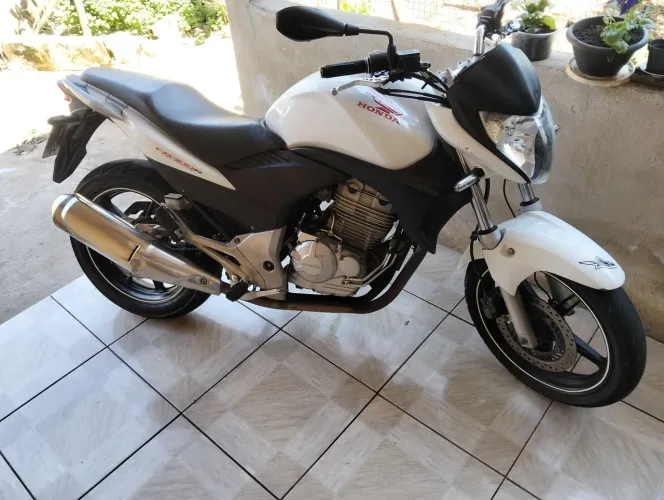 Vendo moto cb300 bem conservada alguns detalhes mais é por ser uma moto bem usada a o 2011