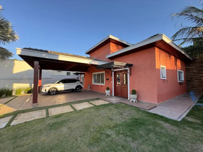 Casa em condomínio com 03 suítes, área gourmet, terreno de 800m2, área construída 250m2, T