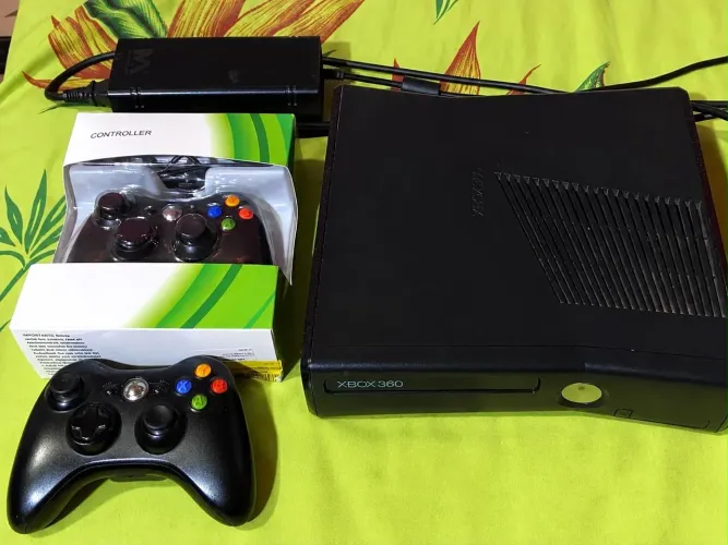 Xbox 360 desbloqueado com controles (+1 de brinde novo na caixa)