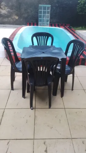 Mesa e cadeiras de plástico