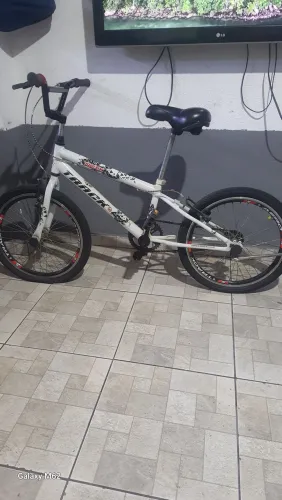 Vende-se uma bicicleta infantil aro 20 em ótimo estado de conservação