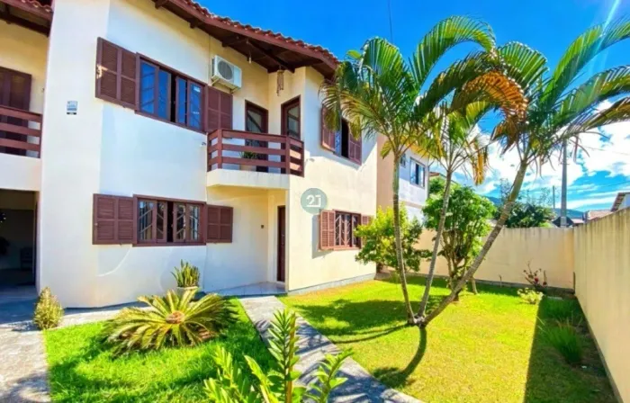 Alugo casa com amplo quintal, 03 quartos, espaço gourmet, em terreno de 355m², no bairro I