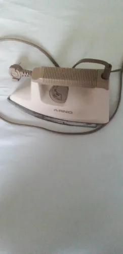 Ferro de passar roupa Arno antigo. 