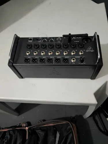 Mesa de som digital xr 16 da beringuer
