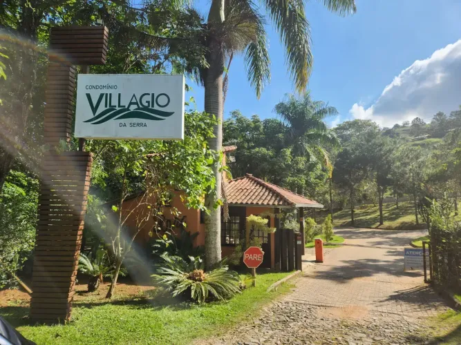 CASA COM PISCINA E FOGÃO A LENHA - EM CONDOMÍNIO