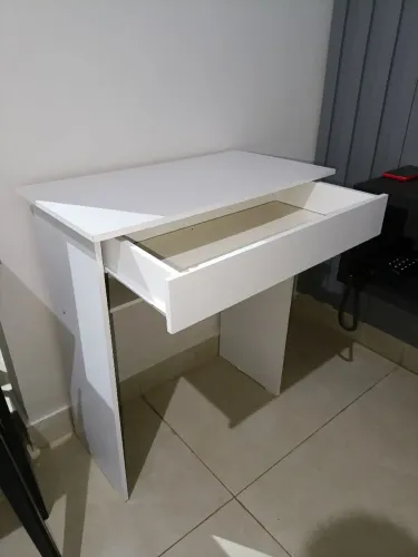 Mesinha, escrivaninha, penteadeira.