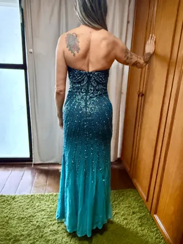 Vestido longo bordado de festa
