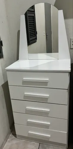 Vendo cômoda com espelho , 5 gavetas