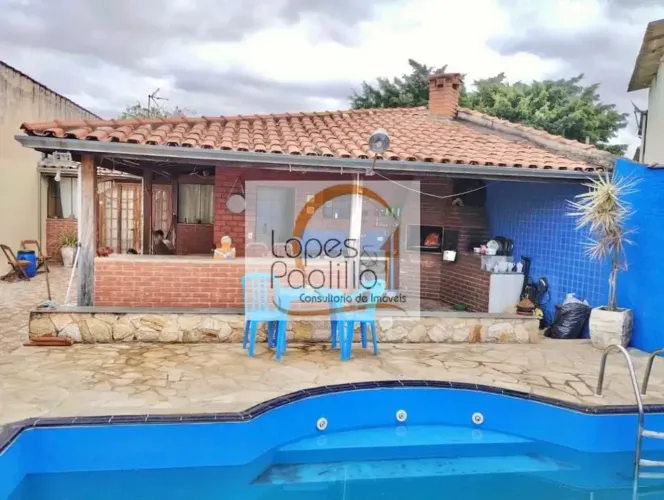 Ótima casa com piscina no bairro Jd Alvinópolis!!