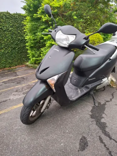 Honda Lead 110cc Preta - Econômica, Prática e Pronta para o Dia a Dia!