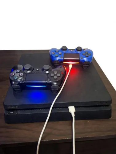 ? PS4 Slim 500GB + 2 Controles