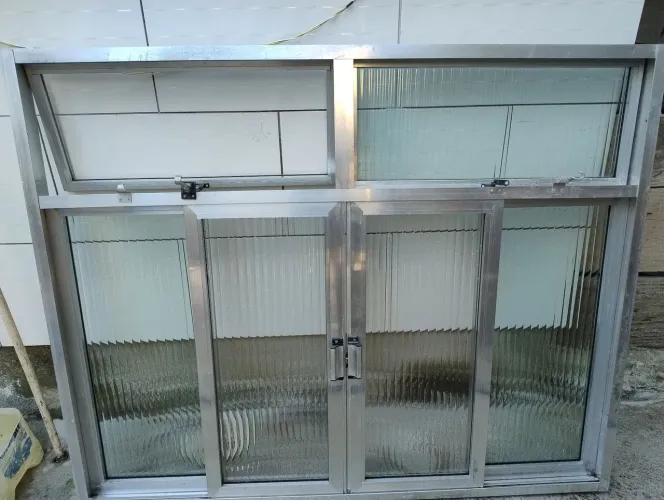 Oportunidade , apenas está faltando um vidro do basculante superior 