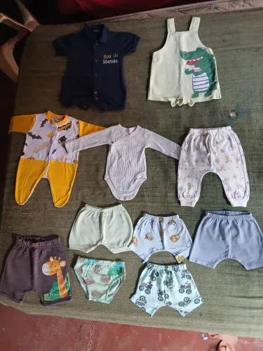 Lote de bebe menino com 25 peças tamanhos variados rn ,p m g .