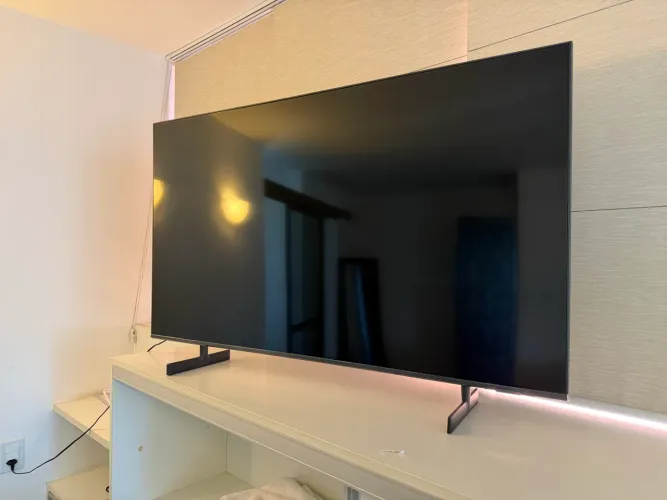 Smart TV Tela Grande com Pés - Ótimo Estado