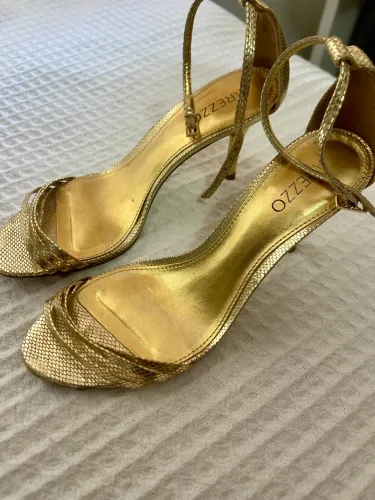 Vendo sandália dourada, marca Arezzo. Tamanho 35.