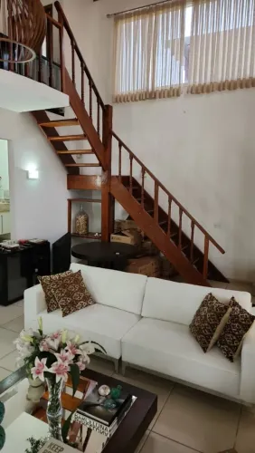 Escada de Madeira maciça em L, altura 3,25 M