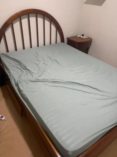 Cama de casal de madeira com colchão 
