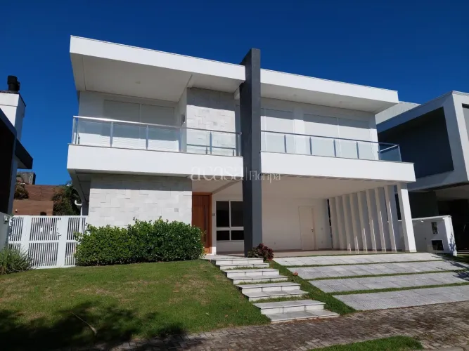 Linda casa com 4 suítes em condomínio clube completo
