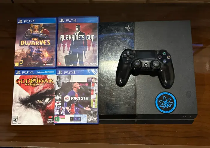 PlayStation 4 Fat + Controle + 4 Jogos (God of War 3, FIFA 21 e mais)