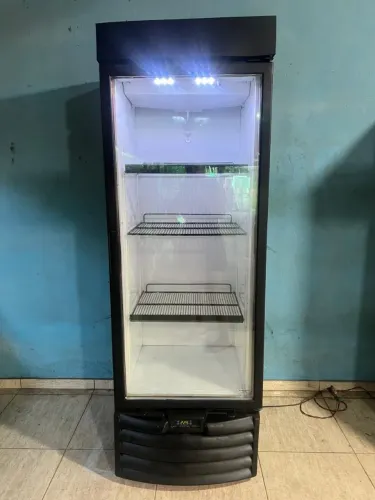Expositor de bebidas + entrega grátis , e em ótimo estado 