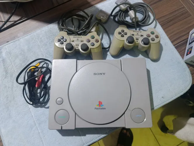 PlayStation 1 Original - Completo na Caixa (Serial Batendo)