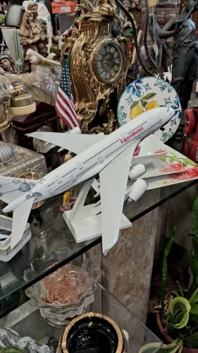 Airbus A380-800 com a pintura da ExxonMobil Aviation Lubricants LER DESCRIÇÃO