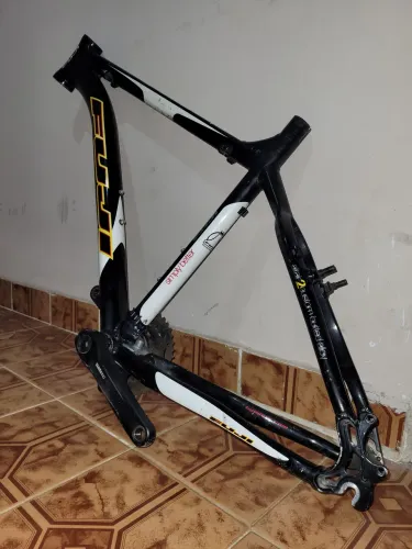 Quadro fuji aro 26 com pe de vela integrado shimano 