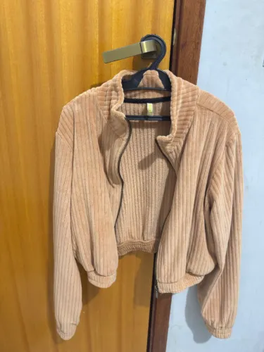 Jaqueta Nude, quentinha, nunca usada, estilo crooped