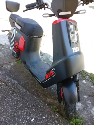 Motinha tipo scooter elétrica
