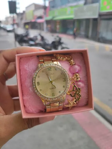 Relógio Feminino Dourado com pulseira berloques