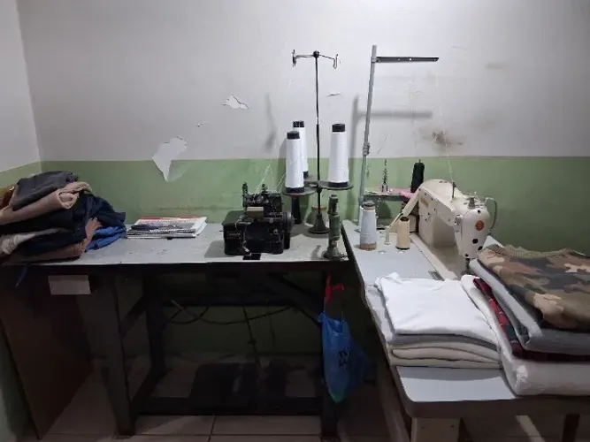 Máquinas de costura overlok e reta