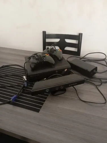 Xbox 360, JOGOS NO HD, 2 CONTROLES 1 KINECT.