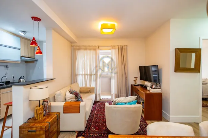 Apartamento mobiliado à venda no Champagnat com 63 m² e sacada com churrasqueira