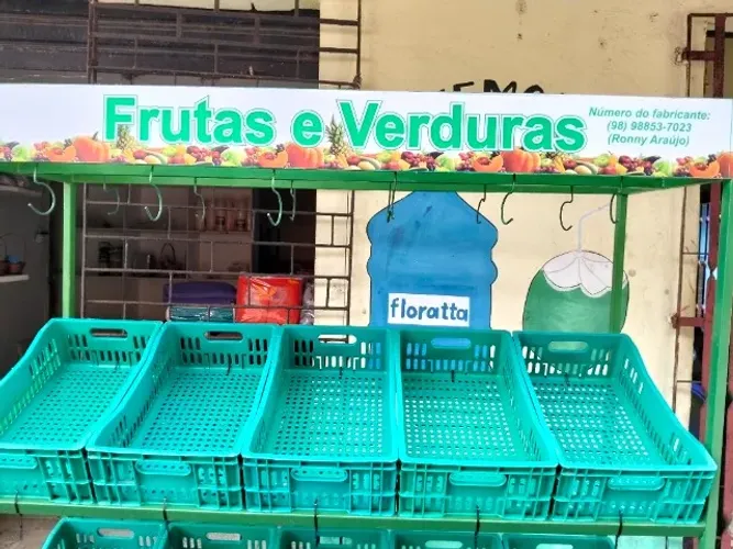 Estou vendendo este expositor de verduras e frutas no valor de 1.000,00 reais meu ZAP é 98