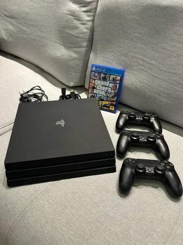 PS4 Pro 4K 1TB COM 3 CONTROLES SEM DETALHES