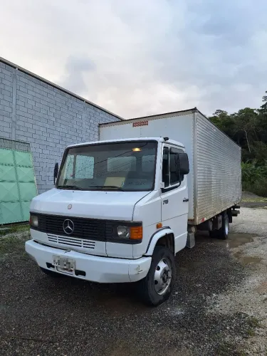 Caminhão Mercedes 710 Plus 2009, Baú, Único Dono