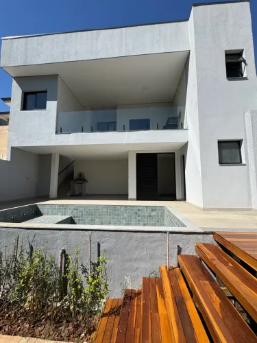Casa Nova com Piscina e Vista para Mata em Condomínio Vivenda das Cerejeiras em Valinhos