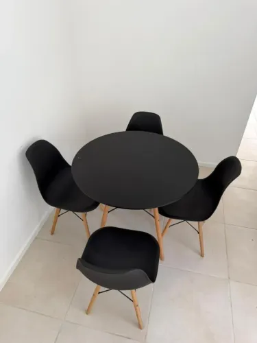 Kit Mesa Jantar + 4 Cadeiras Charles Eames - Preta