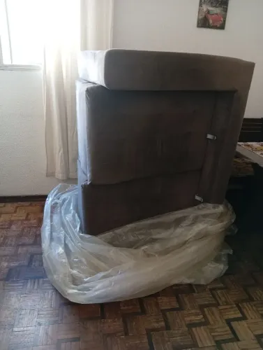 Estou doando um sofá de dois lugares de abrir e fechar cor cinza