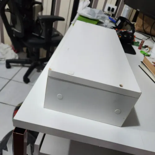 Lindo suporte de monitor branco