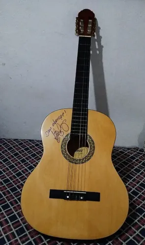 Violão autografado pela cantora Aline barros.