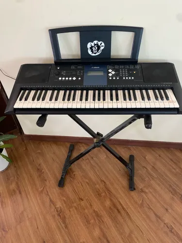 Teclado Yamaha PSR E333 com suporte e capa