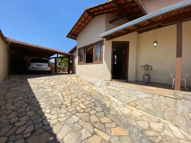 Casa com 4 quartos sendo 1 suíte 2 semi-suítes 3 banheiros 5 vagas